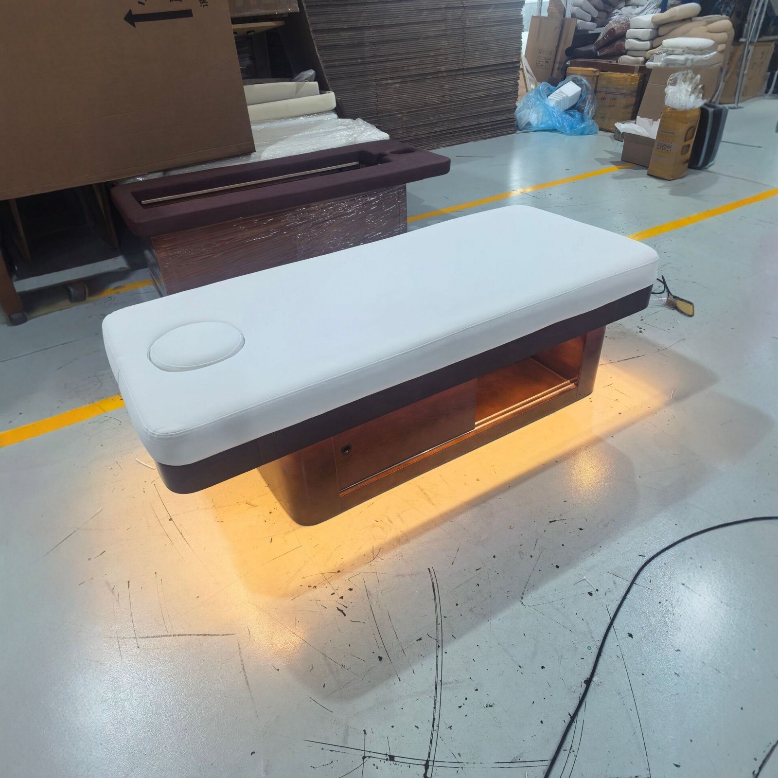 سرير تجميل بخزانة جوزية وإضاءة LED — صورة 4